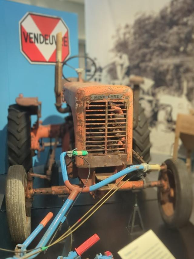 Un tracteur ancien de marque vendeuvre exposé au Musée d'Histoire de la Vie Quotidienne