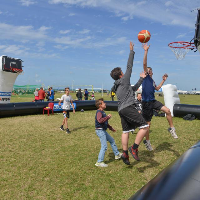 Un groupe de jeunes garçons jouant au basket sur les pelouses de la plage de Dieppe