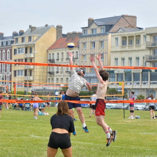 Un match de volley-ball sur les pelouses de la plage de Dieppe