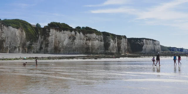 Photo des falaises depuis le bord de l'eau sous un beau ciel bleu