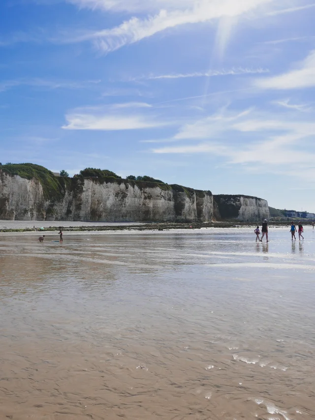 Photo des falaises depuis le bord de l'eau sous un beau ciel bleu