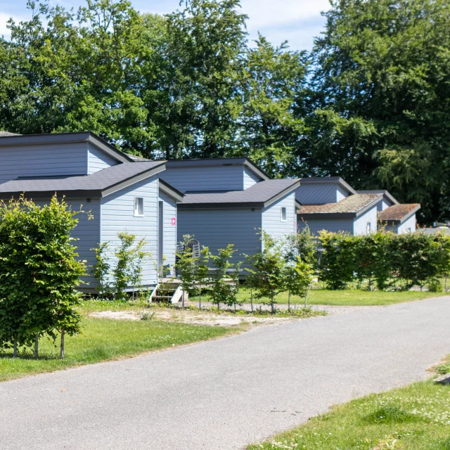 Rue de camping plein de mobil-home sous un grand soleil