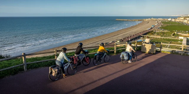 Groupe de 4 cycliste arrivant sur le panorama à côté du château musée de Dieppe avec la vue sur la mer