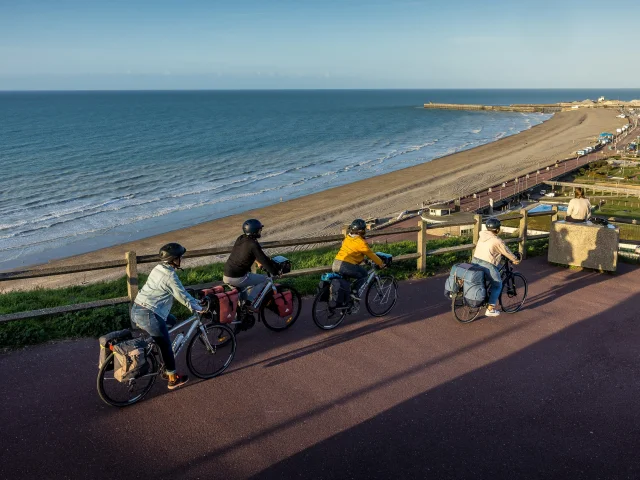 Groupe de 4 cycliste arrivant sur le panorama à côté du château musée de Dieppe avec la vue sur la mer