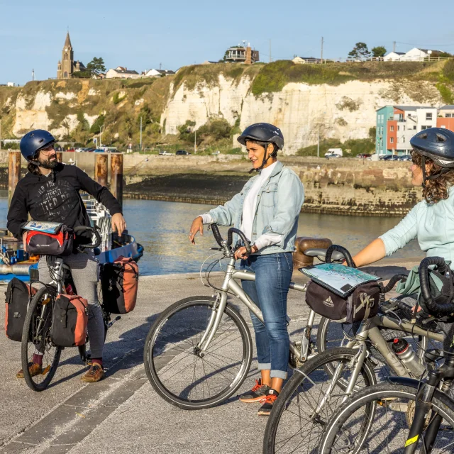 Groupe de 4 cyclistes sur le port de plaisance de Dieppe avec le Pollet et la chapelle Notre-Dame-de-Bonsecours