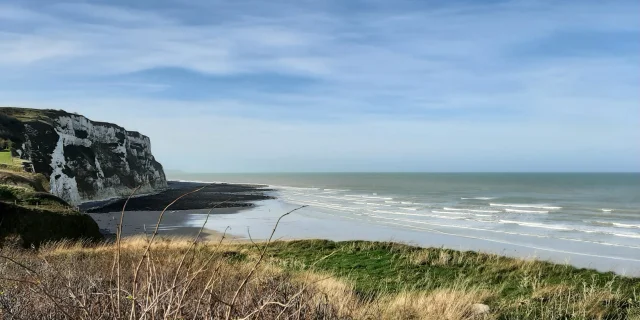 Une vue sur la plage et les falaises de Saint Martin Berneval depuis les hauteurs à Petit-Caux