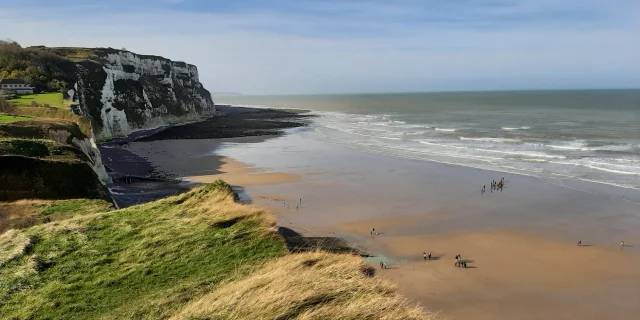 Une vue sur la plage et les falaises de Saint Martin Berneval depuis les hauteurs à Petit-Caux