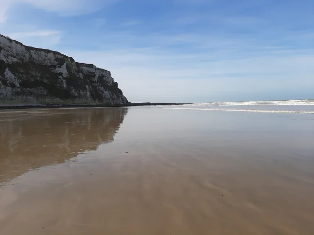 Une vue sur les falaises depuis la plage de Saint Martin Berneval à Petit-Caux